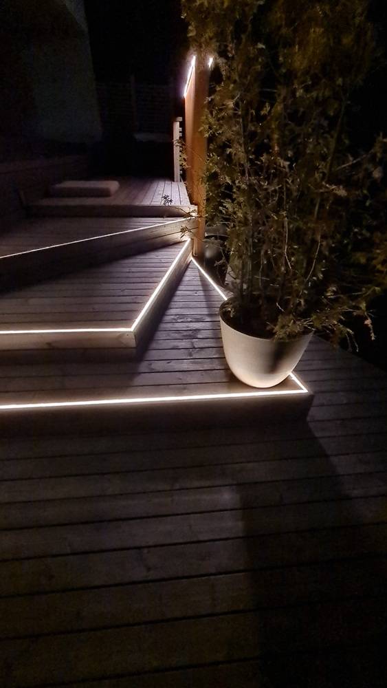 LED NEON pásek zapuštěný na okraj vnějšího stropu.