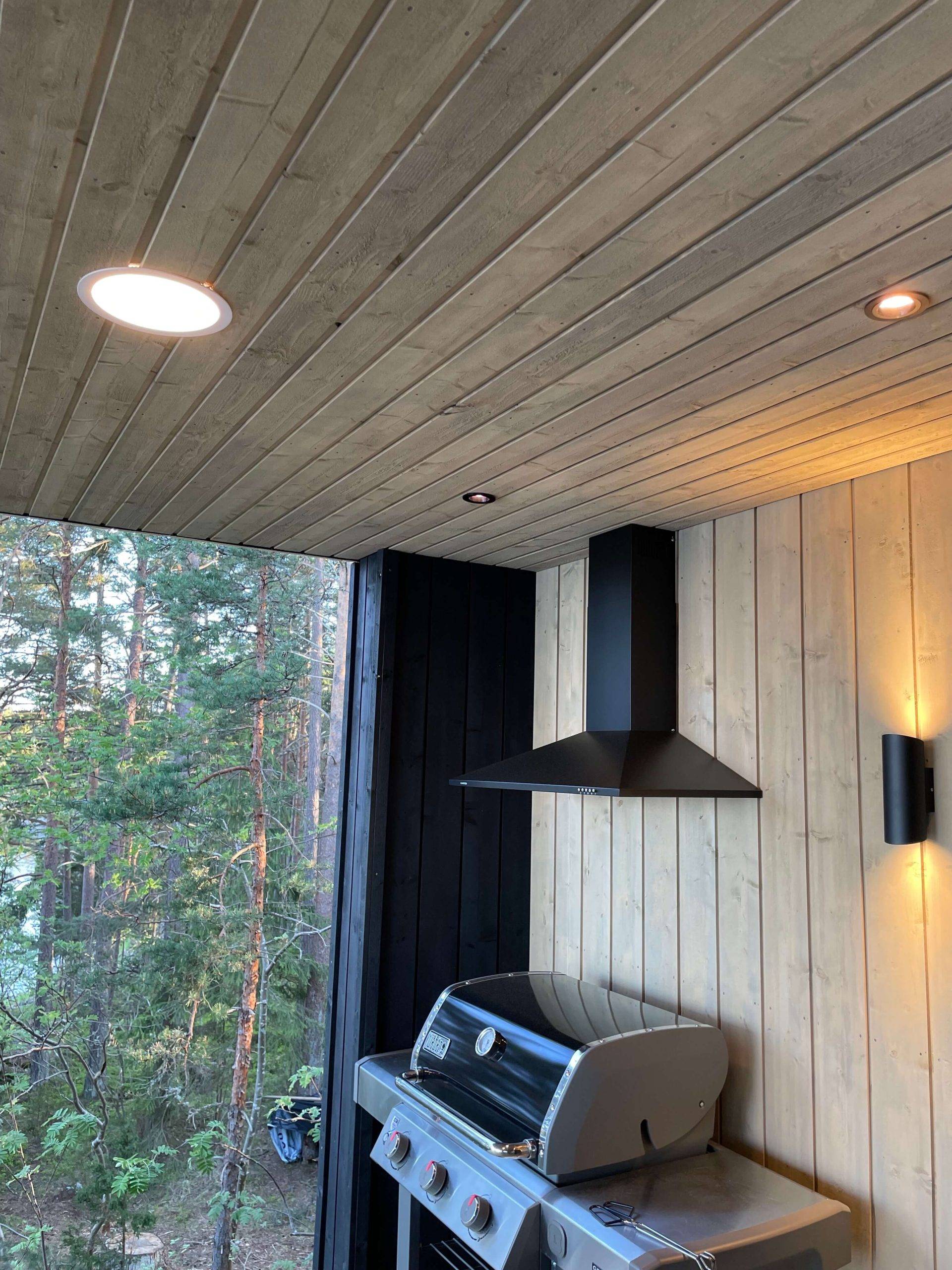 Letní osvětlení kuchyně s reflektory 023, plafonem a černými lampami Viisto 2.