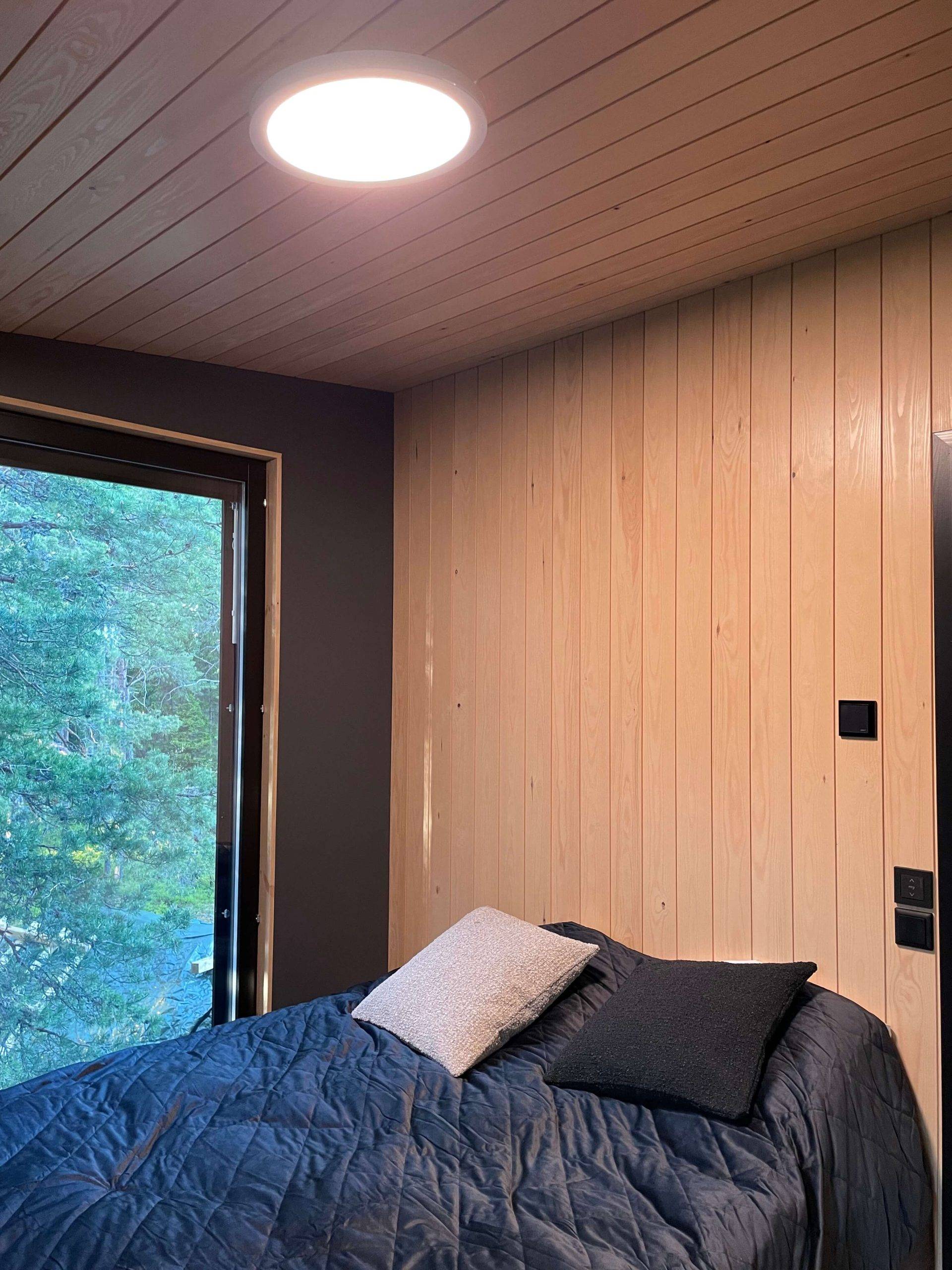 Plafond280 mělké plošné všeobecné osvětlení.