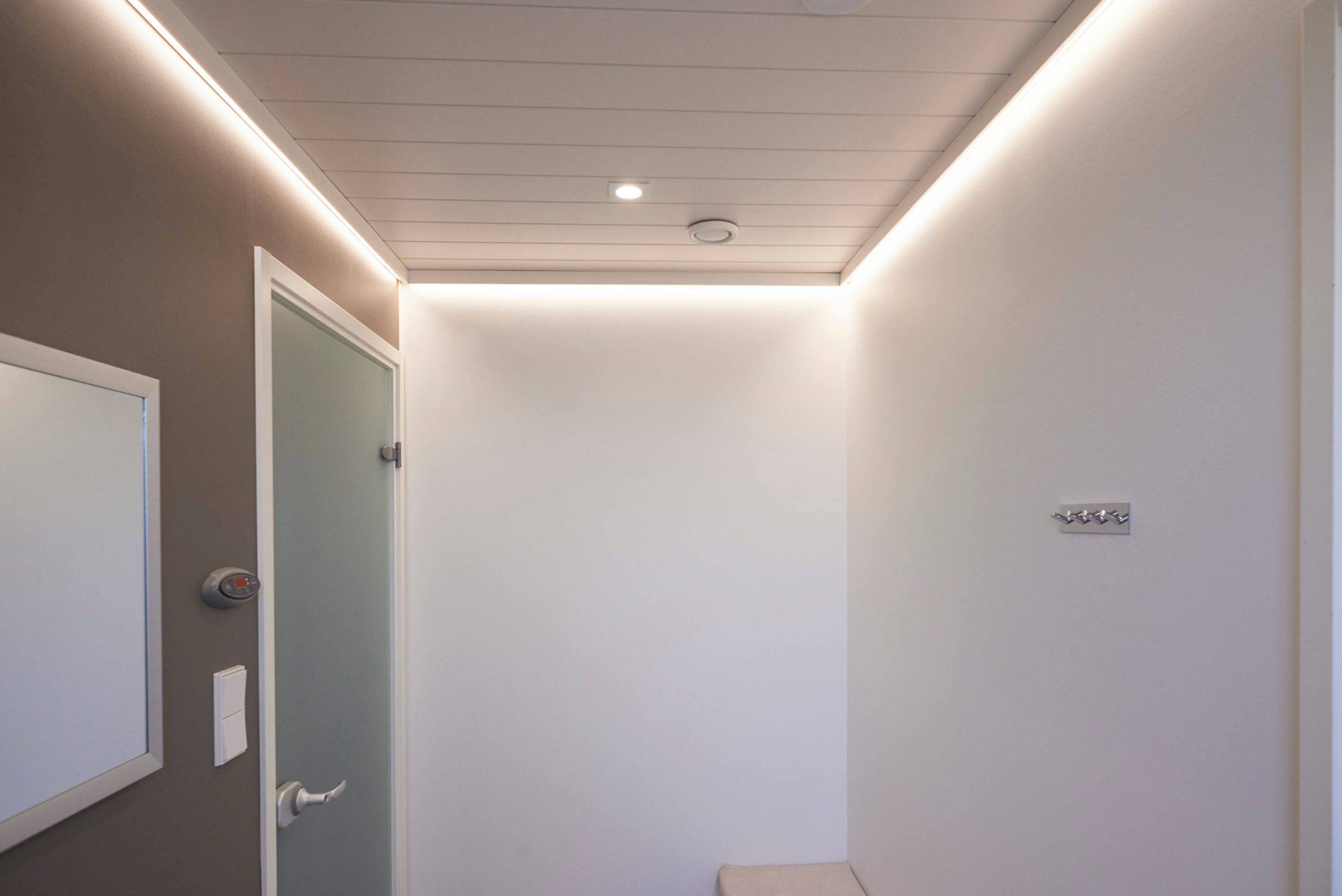 Logo LED STORE na zeleném pozadí: bílý čtverec s tučným bílým textem "LED STORE", který zdůrazňuje ekologicky šetrná řešení LED osvětlení.