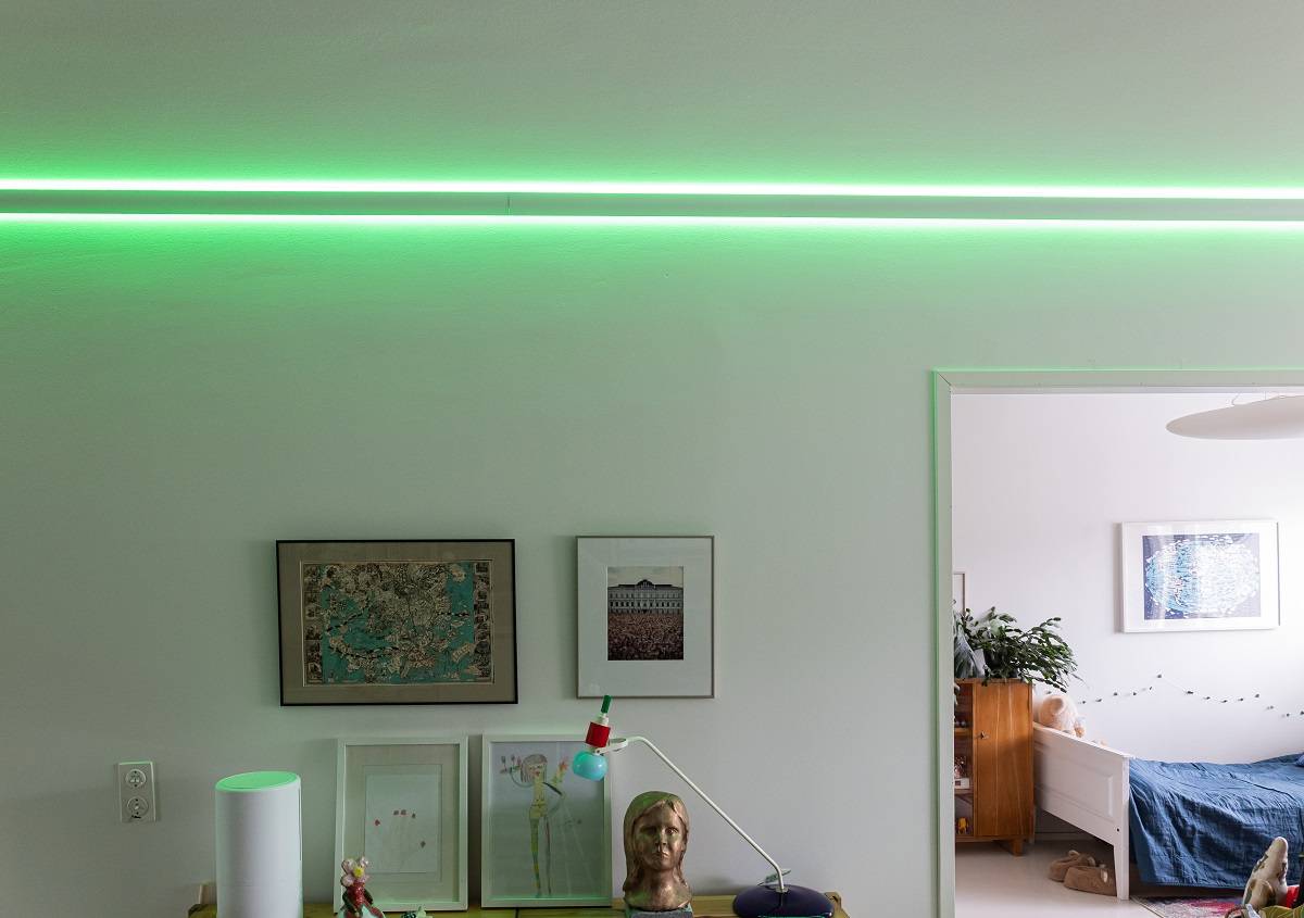 RGB+CCT vedl pásek v nepřímém 3 obloukovém profilu.