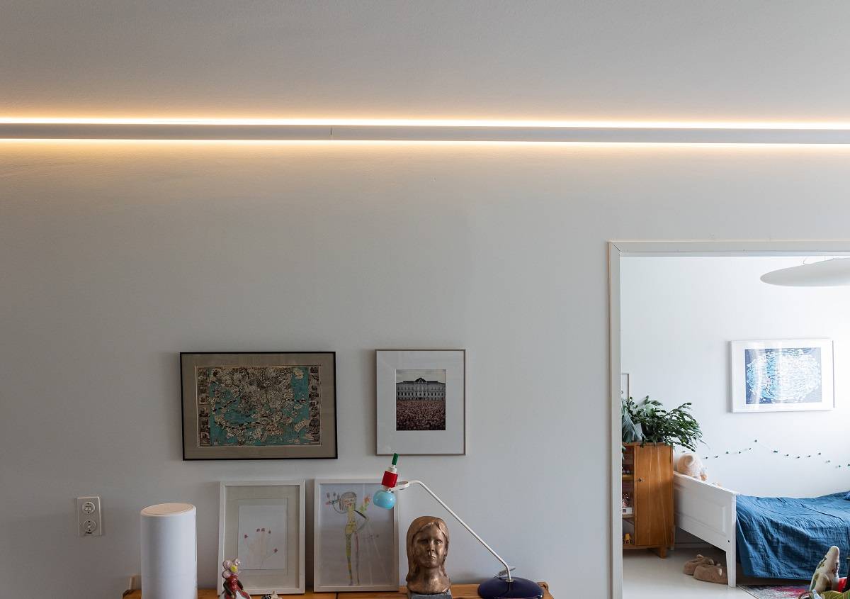 RGB+CCT led pásek s nepřímým 3 obloukovým profilem dává prostoru hodně světla