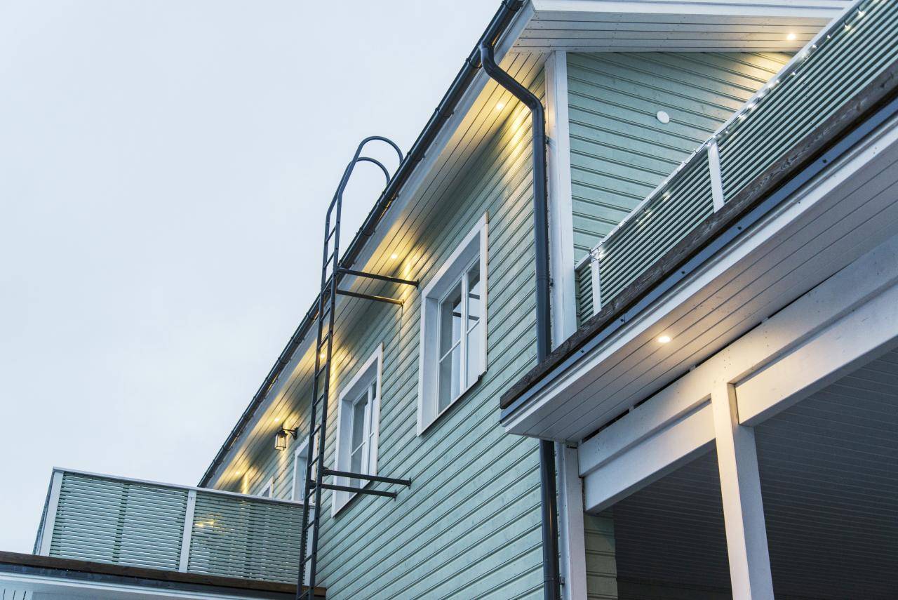 Zelené pozadí s bílým čtvercem uprostřed, na kterém je tučnými bílými písmeny vyobrazen nápis "LED STORE".