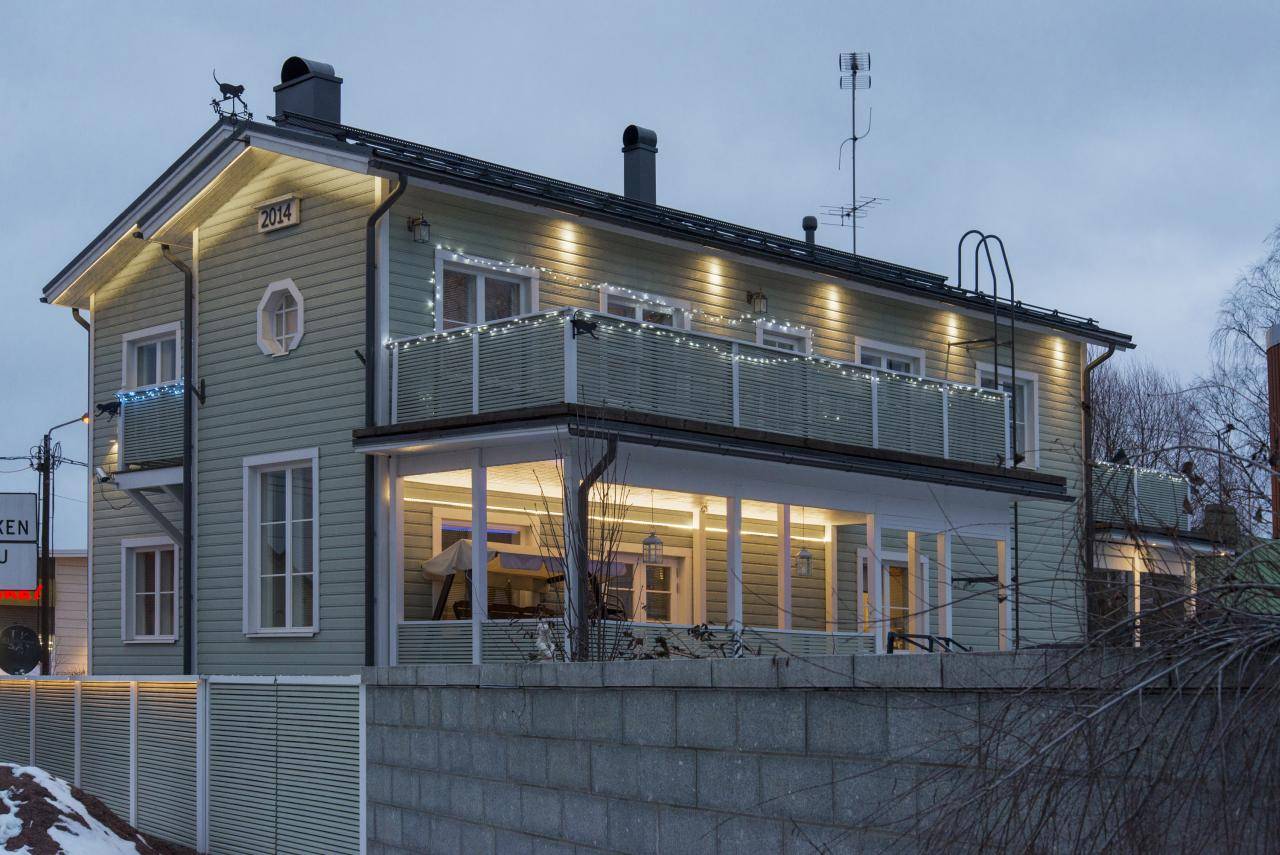 Nápis LED STORE s bílými velkými písmeny na zeleném pozadí a bílým čtvercem představujícím značku obchodu s LED osvětlením.