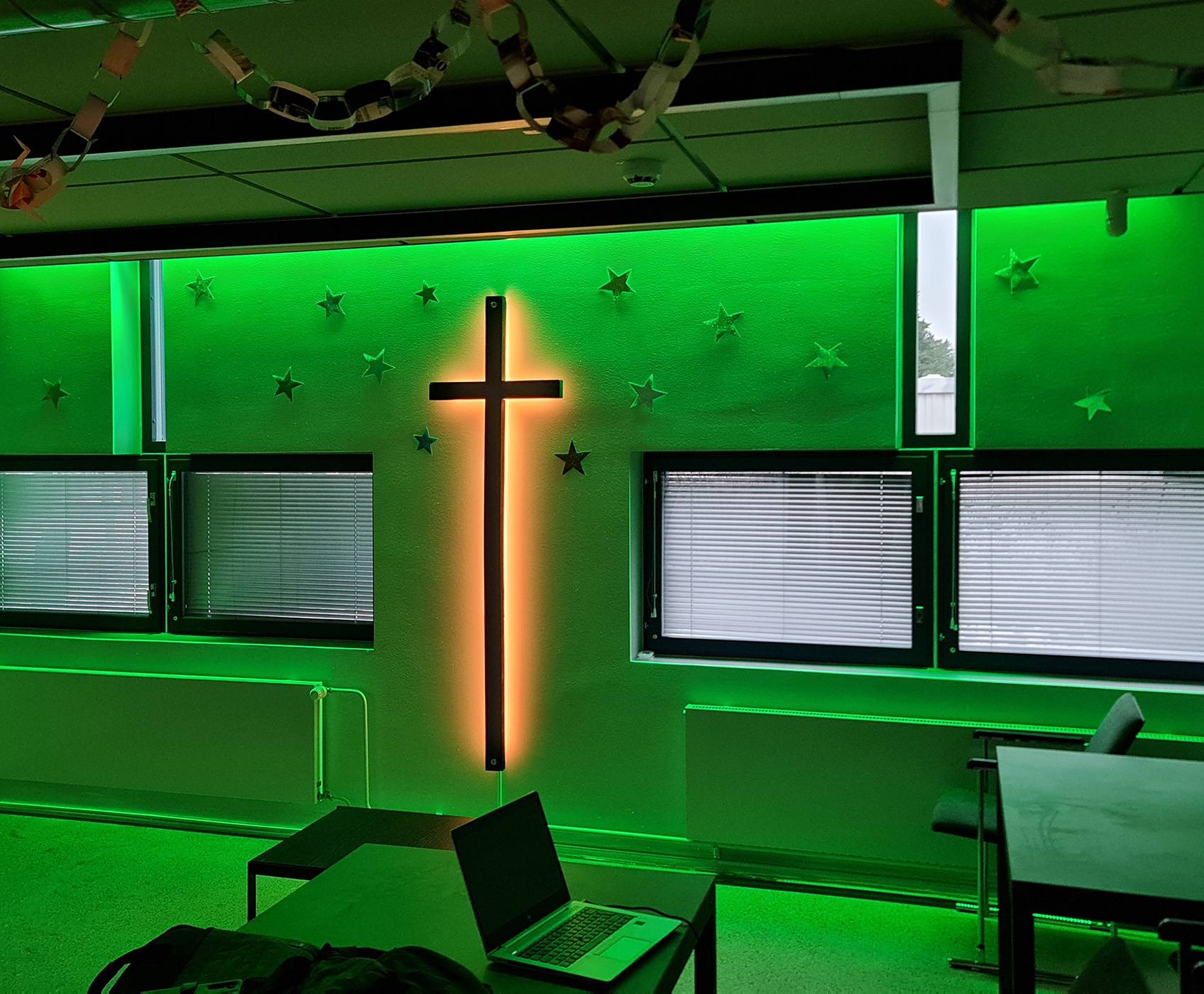 Tapiola kostel kříž RGB osvětlení ledstore.fi
