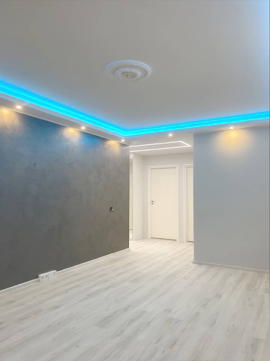 Na obrázku je zobrazeno stropní svítidlo s LED páskem RGB+CCT, které mimo jiné vydává modré světlo.