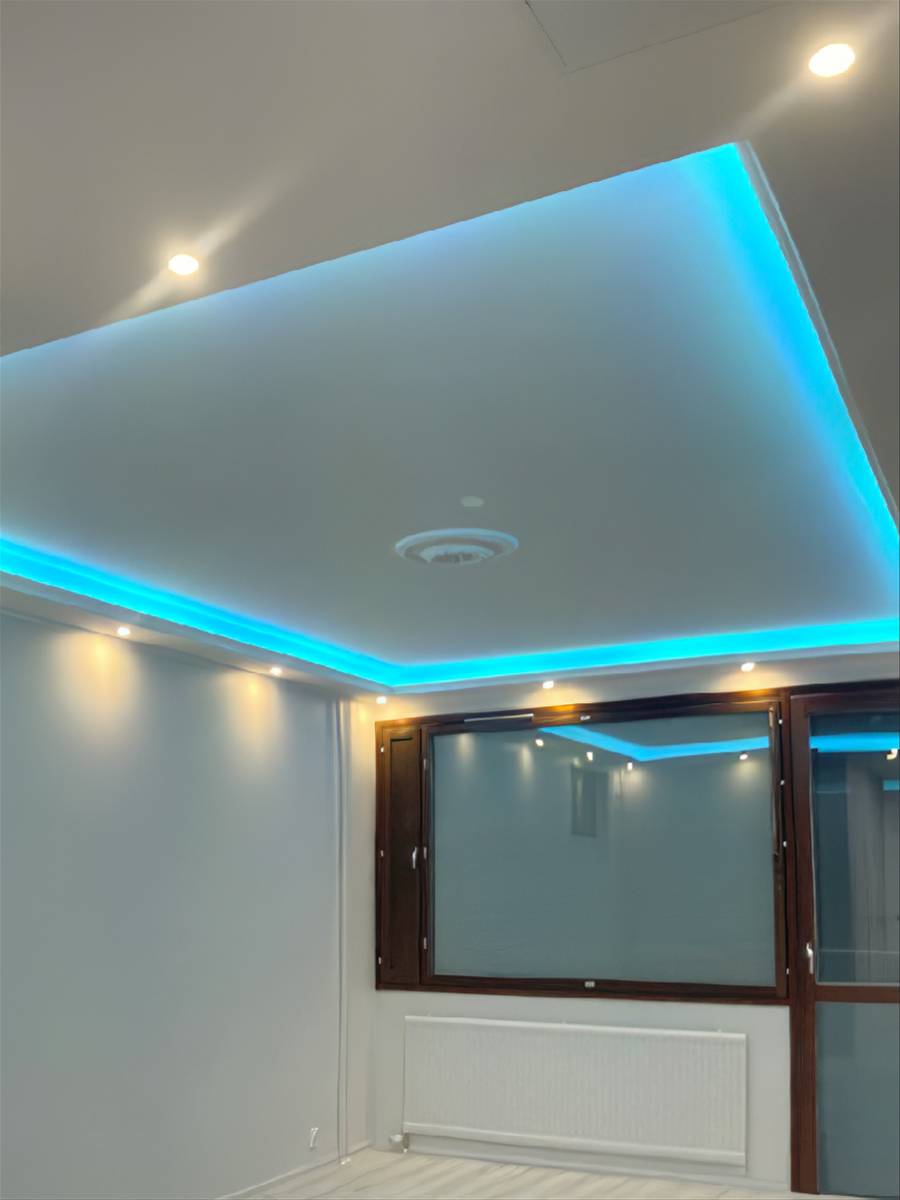 Celkové osvětlení vytvořené pomocí led reflektorů, s nepřímým led páskovým osvětlením.
