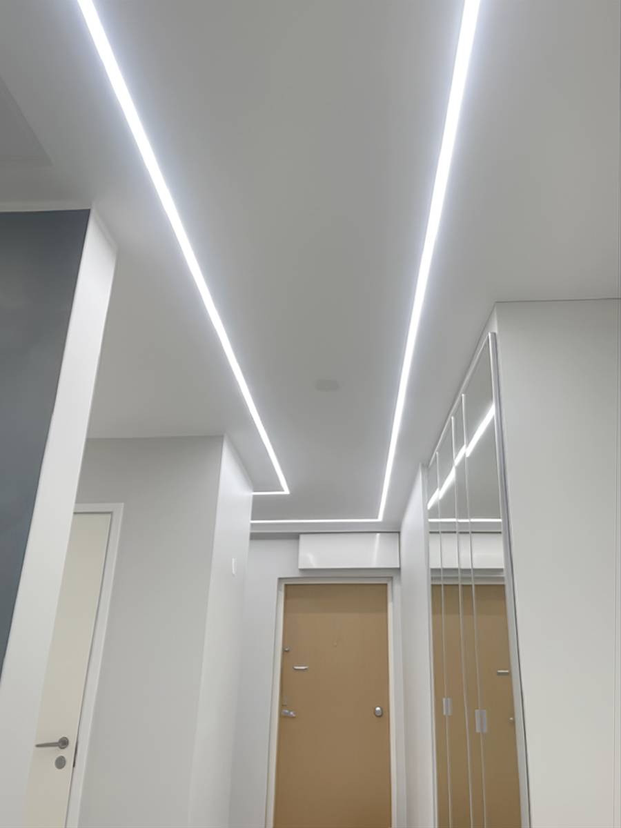 Efektivní a minimalistické osvětlení led pásky vytvořené pomocí zapuštěného hliníkového profilu.